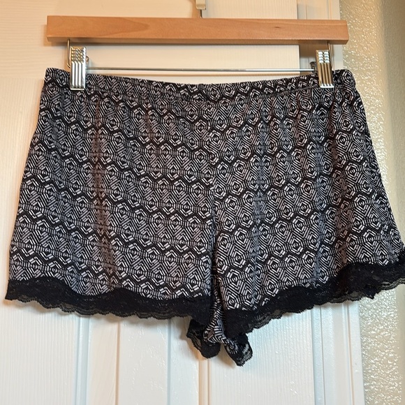 Marilyn Monroe black, and white short pajama set. - Picture 2 of 2